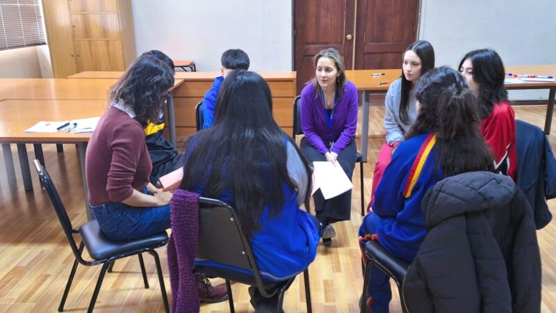 Profesionales de Reinserción Social Juvenil apoyan a estudiantes que se forman como Mediadores Escolares