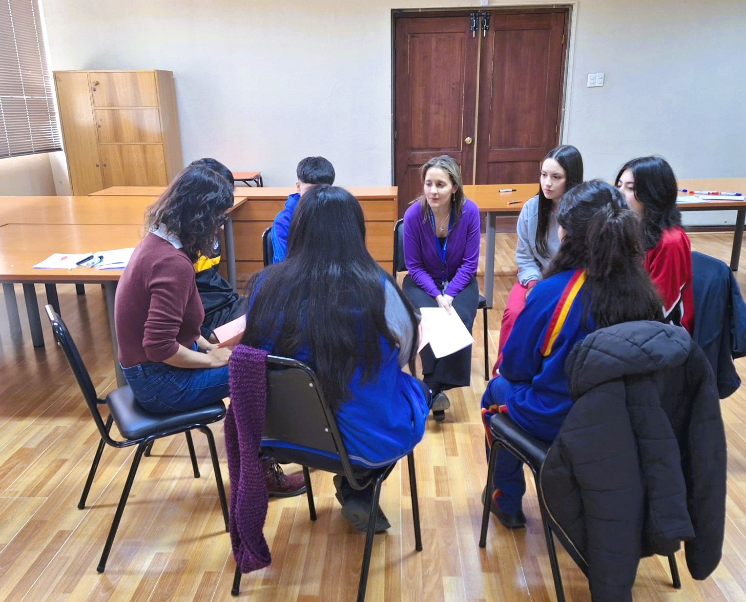 Profesionales de Reinserción Social Juvenil apoyan a estudiantes que se forman como Mediadores Escolares