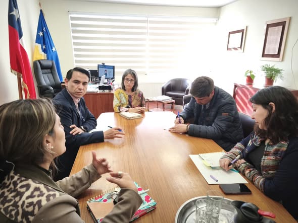 Docentes en Porvenir se manifestaron y reclamaron soluciones a la Delegada Provincial Margarita Norambuena