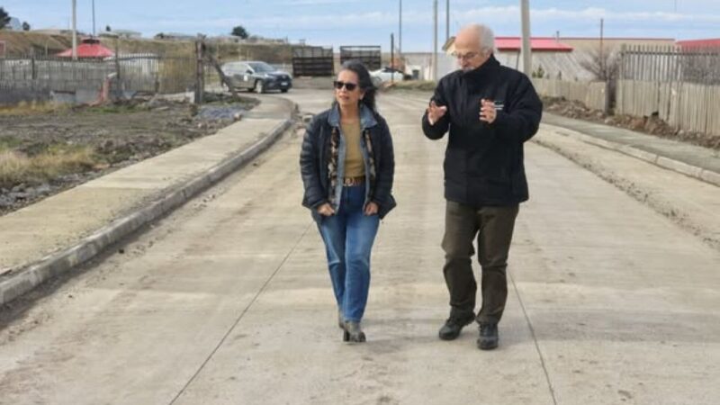 La Delegada Provincial de Tierra del Fuego Margarita Norambuena, realiza un recorrido por diversas obras de mejoramiento urbano en Cerro Sombrero