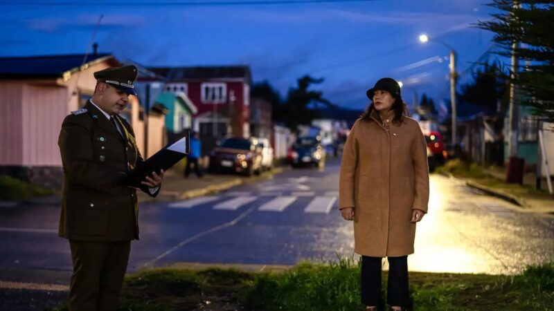 Delegada Presidencial Regional participa en ceremonia de izamiento de la bandera en la 1a Comisaría de Carabineros de Punta Arenas