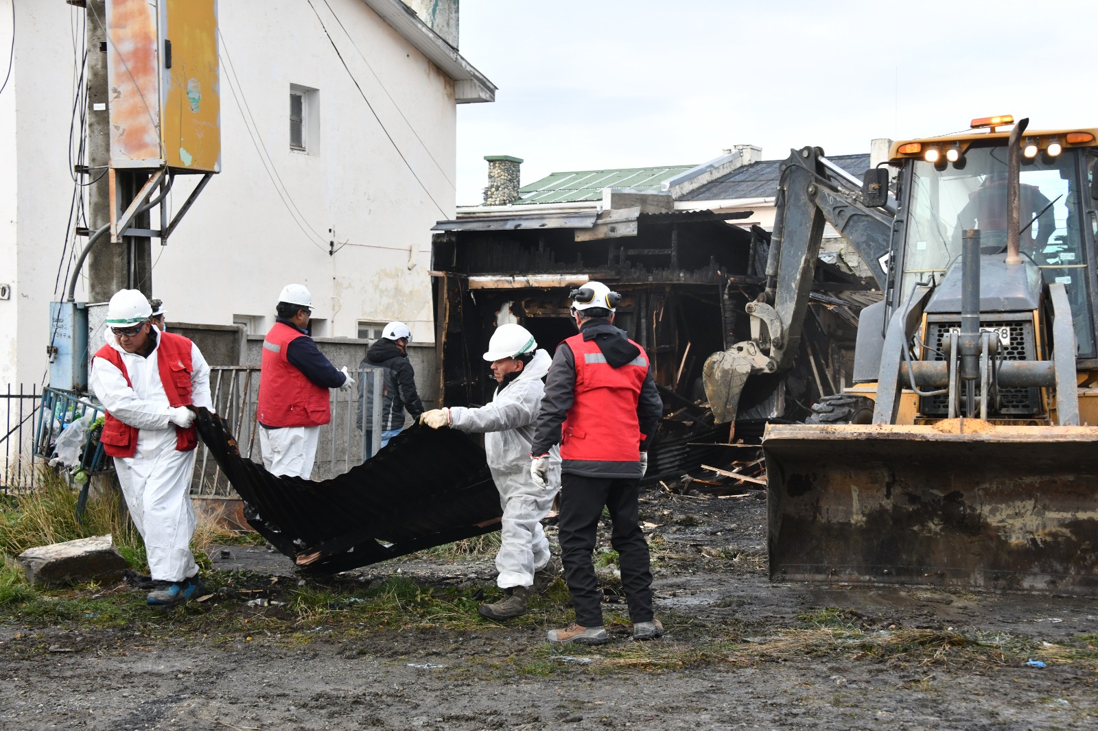 Municipio realizó demolición parcial de casa okupa tras reiterados hechos de inseguridad