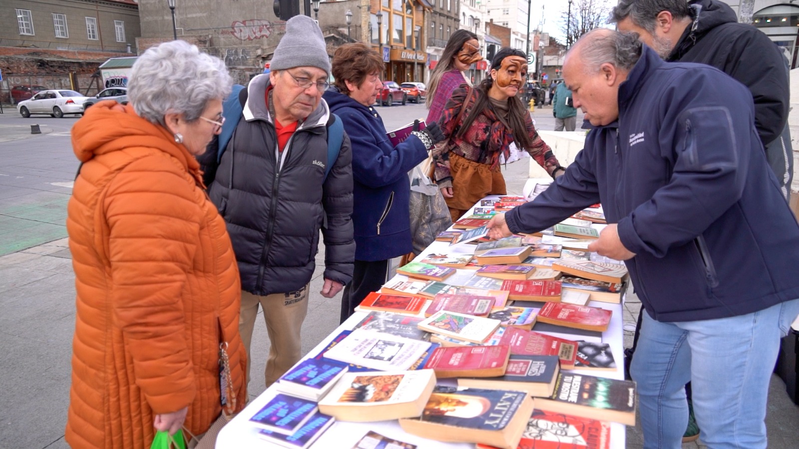 Municipalidad celebró el Día del Libro con intervención teatral inspirada en “El Quijote”