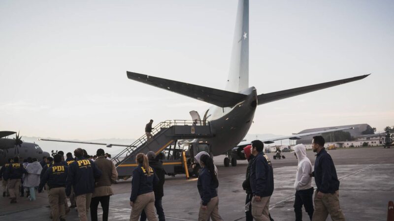 Se concretó el primer vuelo de expulsión de migrantes irregulares o con antecedentes penales