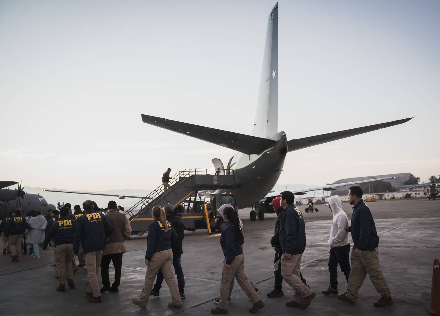 Se concretó el primer vuelo de expulsión de migrantes irregulares o con antecedentes penales