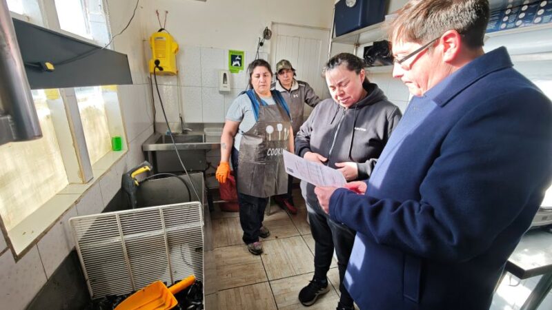 Delegación Provincial, SEREMI de Salud y Sernapesca despliegan acciones preventivas en Puerto Natales en días previos a Semana Santa