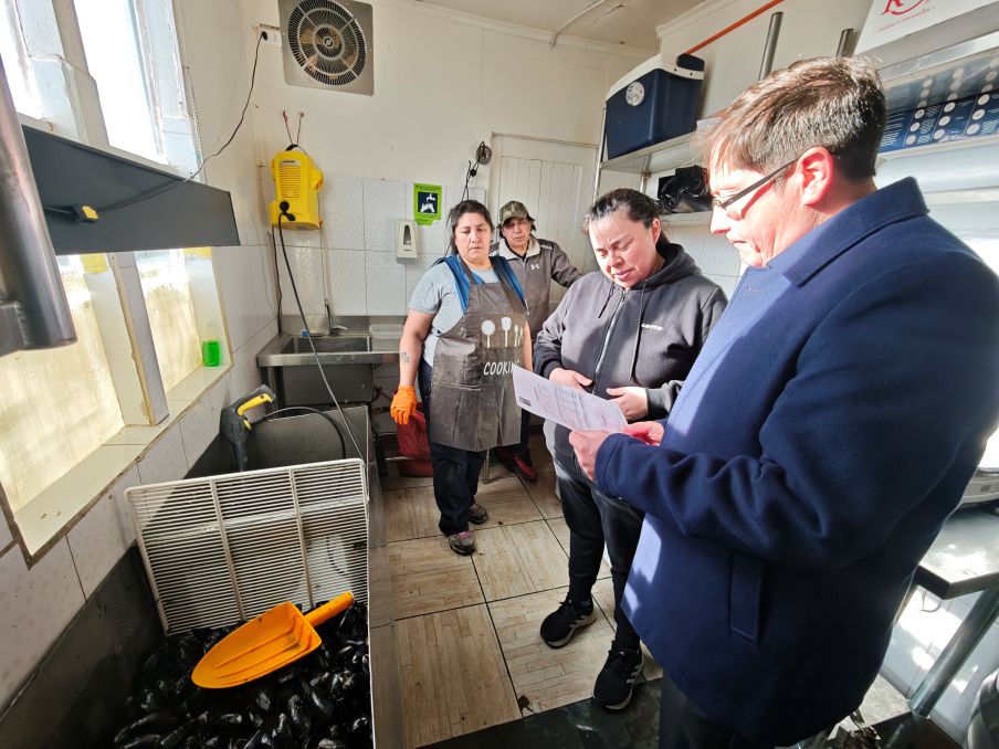 Delegación Provincial, SEREMI de Salud y Sernapesca despliegan acciones preventivas en Puerto Natales en días previos a Semana Santa