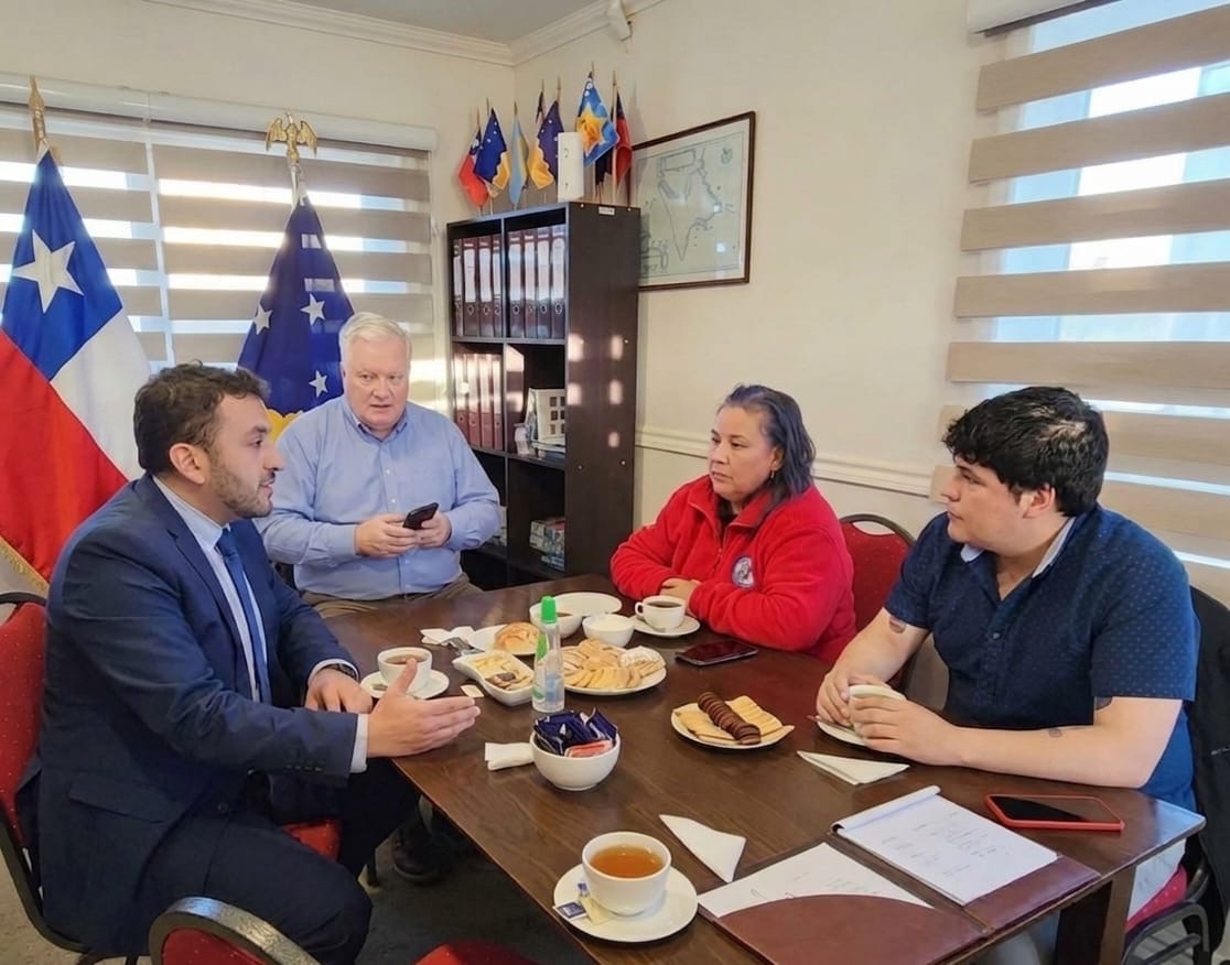 Senador Kusanovic coordina ofensiva para resolver toma en Población Silva Henríquez y terminar con 12 años de abandono
