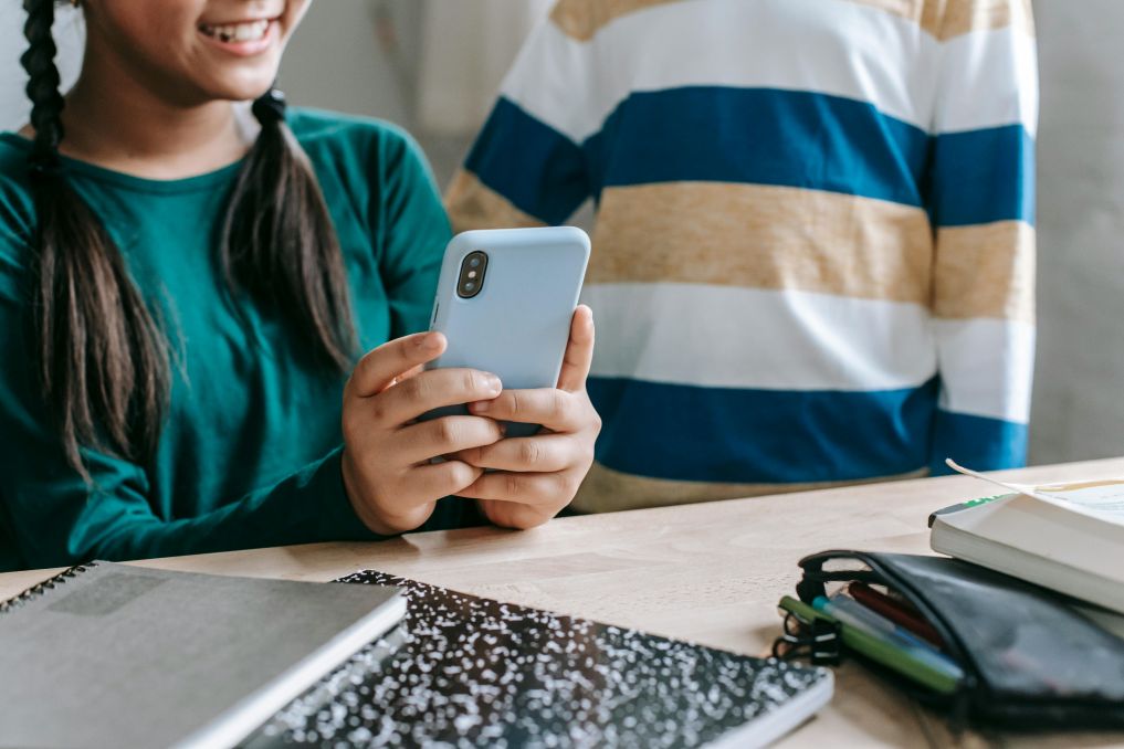 Gobierno prepara proyecto de ley para restringir acceso de menores a redes sociales y expertos advierten problemas en su implementación