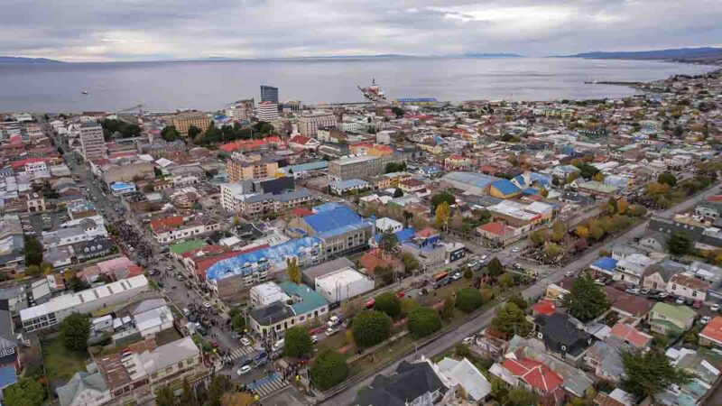 Alumno deja colegio tras acusaciones falsas: familia presenta querella por injurias graves en Punta Arenas