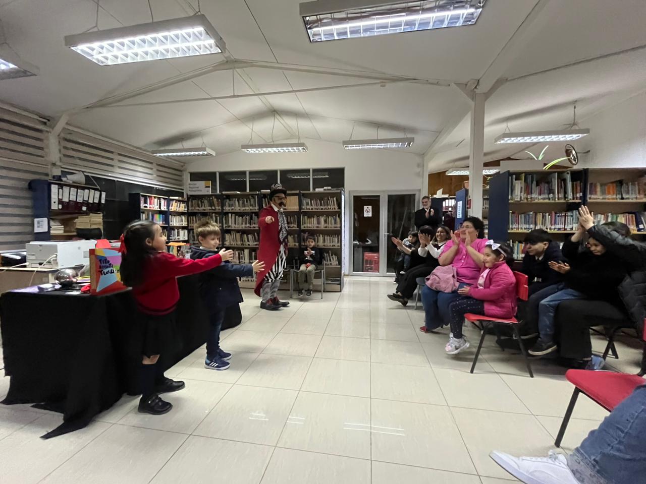 Con entretenida actividad de animación lectora Biblioteca 47 del Serpat cerró programación del Mes del Libro en Punta Arenas