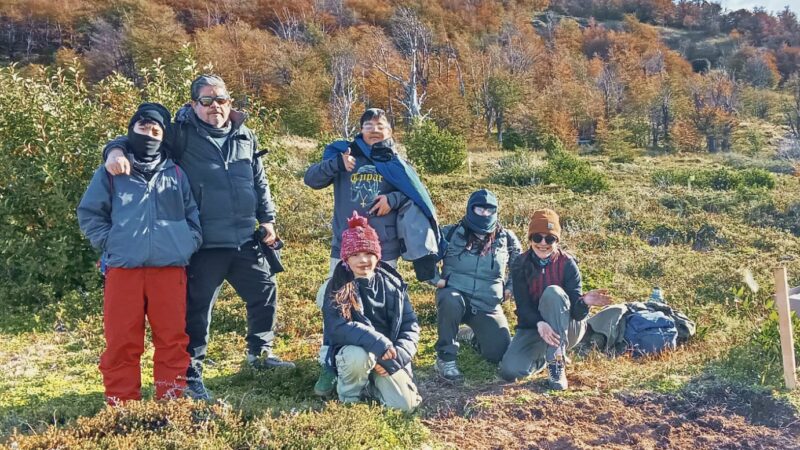Estudiantes de Villa Tehuelches reforestan zona afectada por incendios en Torres del Paine