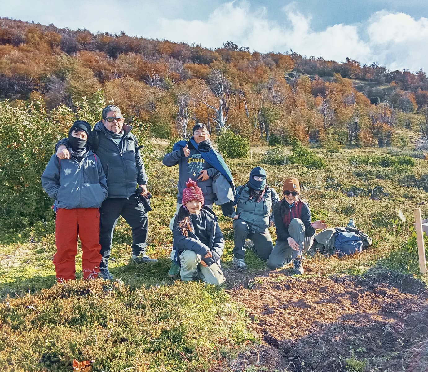 Estudiantes de Villa Tehuelches reforestan zona afectada por incendios en Torres del Paine