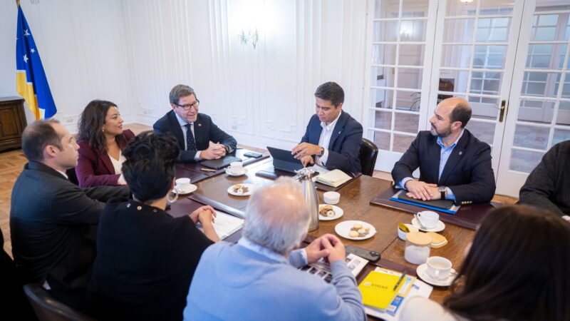 Empresarios turísticos de Torres del Paine se reunieron con el Bi Ministro Daniel Mas en Punta Arenas