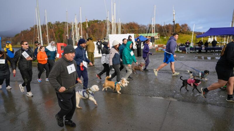 Puerto Williams celebró con éxito corrida familiar y canina en aniversario de Carabineros