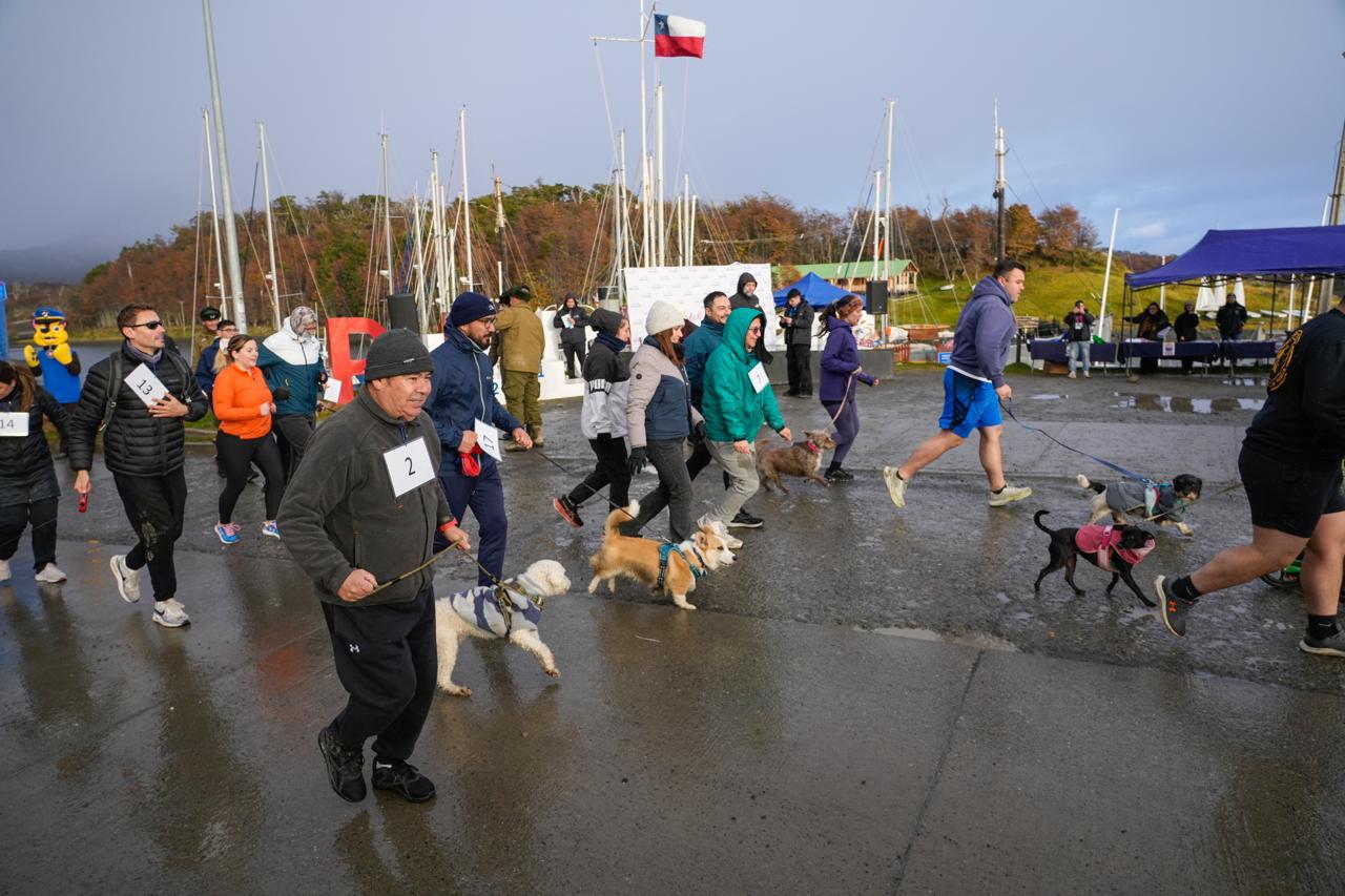 Puerto Williams celebró con éxito corrida familiar y canina en aniversario de Carabineros