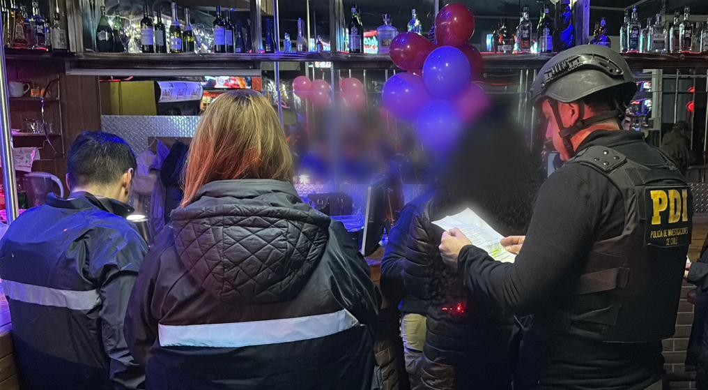Tras fiscalización nocturna en Punta Arenas, PDI detiene a mujer colombiana por el delito de falsificación de instrumento público