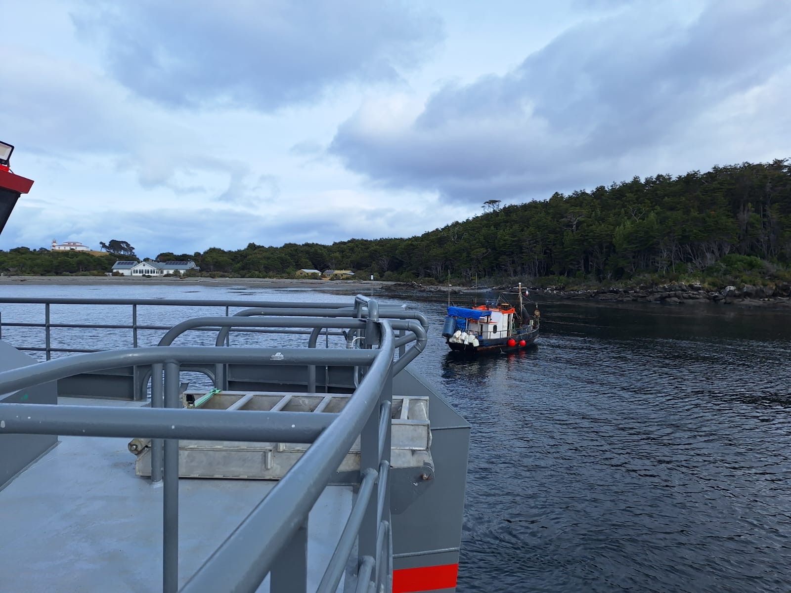 Catamarán turístico asiste a embarcación a la deriva en Cabo Froward