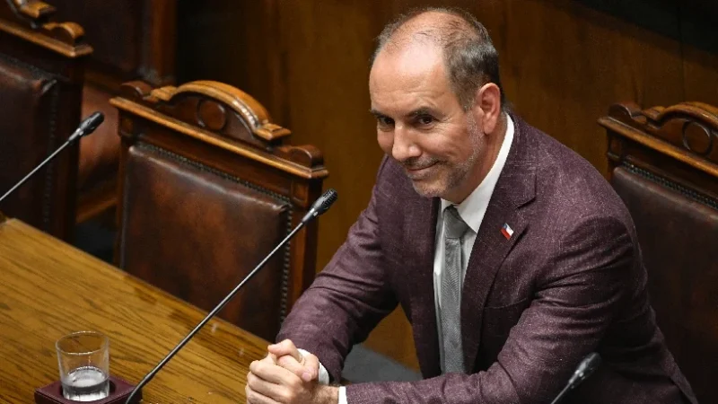 Ministro de Transporte Louis De Grange dijo que pasaje del transporte público está congelado «en todo el país» y «hasta fin de año»