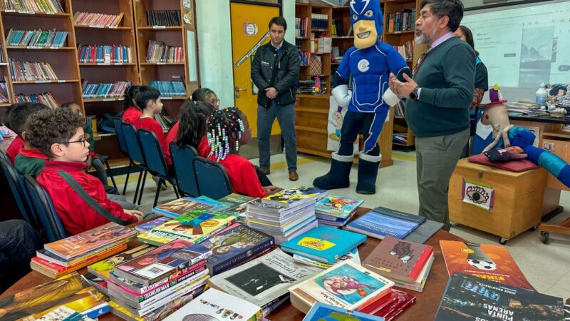 Escuela Portugal de Punta Arenas recibe donación de libros gracias a iniciativa de EDELMAG
