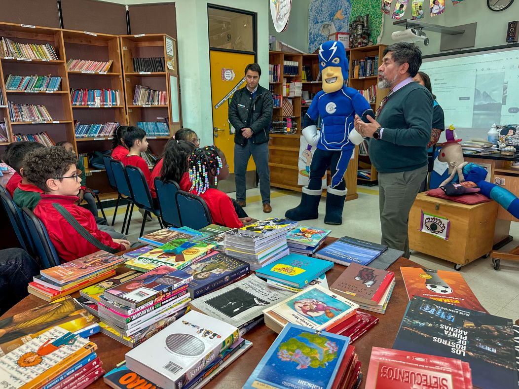 Escuela Portugal de Punta Arenas recibe donación de libros gracias a iniciativa de EDELMAG