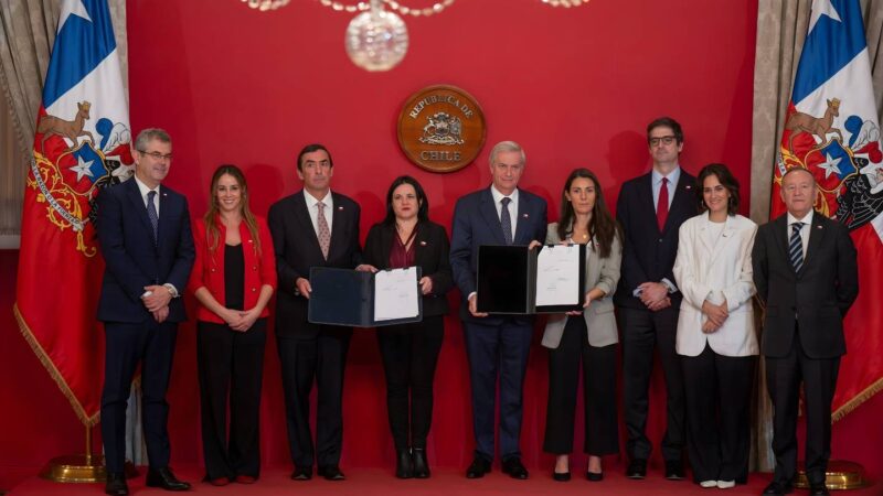 Presidente José Antonio Kast firma dos proyectos de ley para mejorar la seguridad en recintos educacionales
