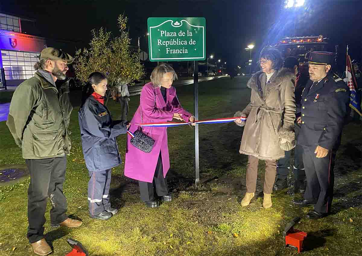 Inauguran Plaza de la República Francesa en Punta Arenas como homenaje a la comunidad gala