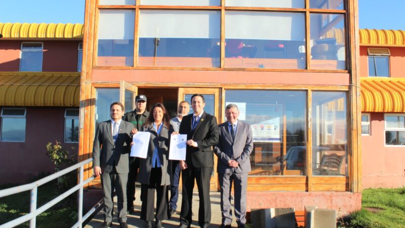 Servicio de Reinserción Social Juvenil firma convenio con SLEP Magallanes