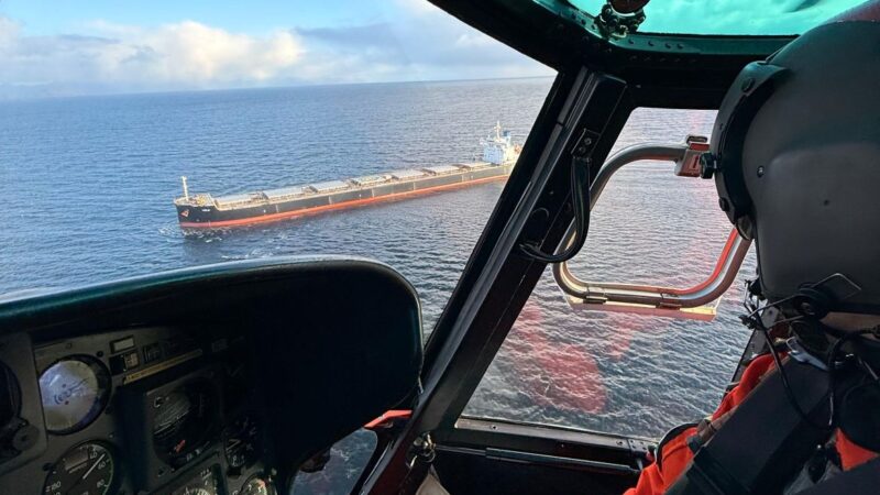 Medios de la III Zona naval realizan rescate aeromédico en sector de la boca oriental del Estrecho de Magallanes