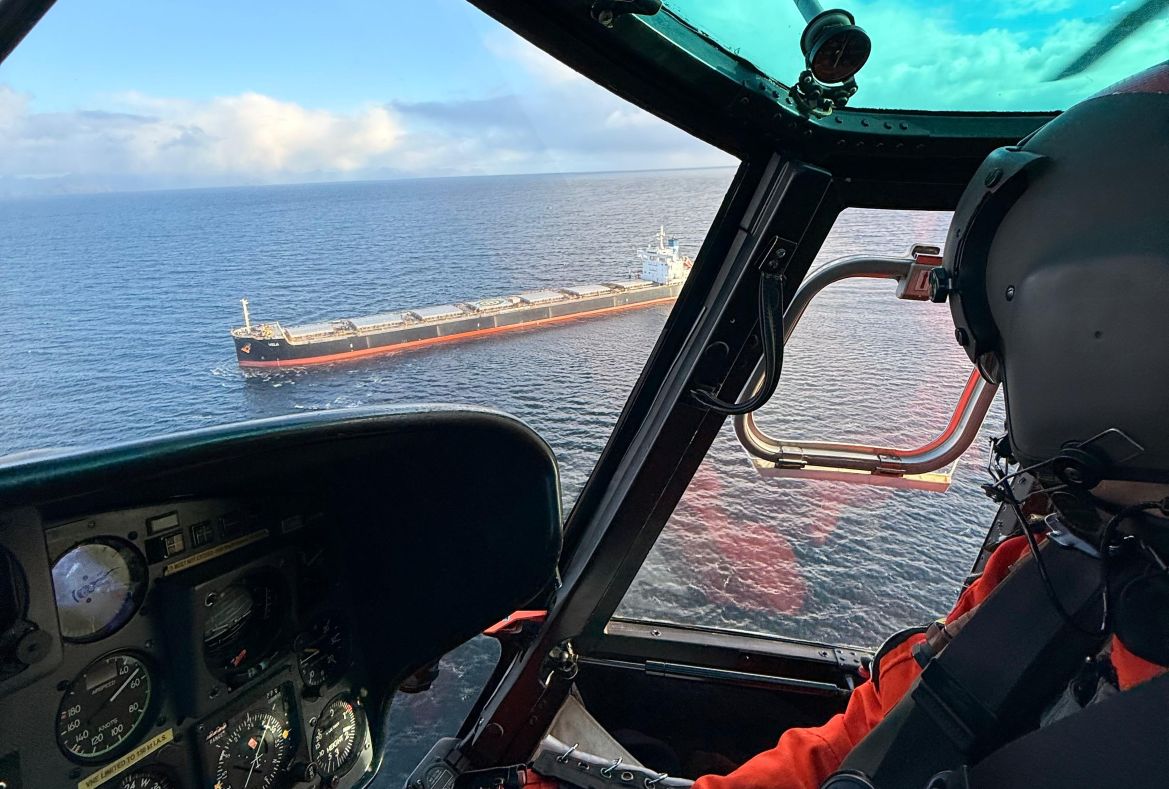 Medios de la III Zona naval realizan rescate aeromédico en sector de la boca oriental del Estrecho de Magallanes
