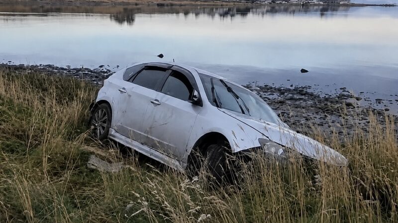Vehículo terminó al borde del Canal Señoret tras accidente en Puerto Natales: ocupantes resultaron con lesiones leves