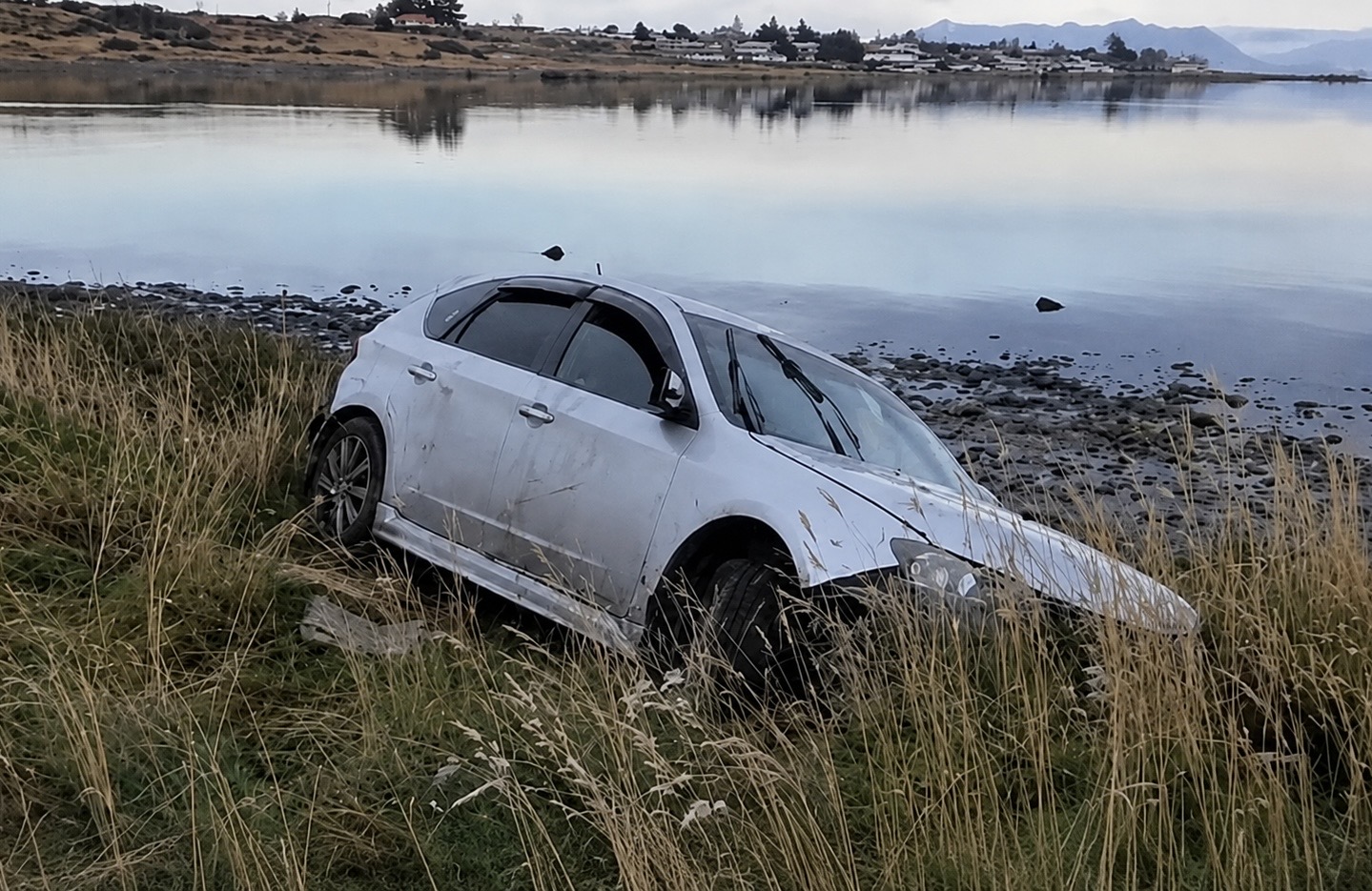 Vehículo terminó al borde del Canal Señoret tras accidente en Puerto Natales: ocupantes resultaron con lesiones leves