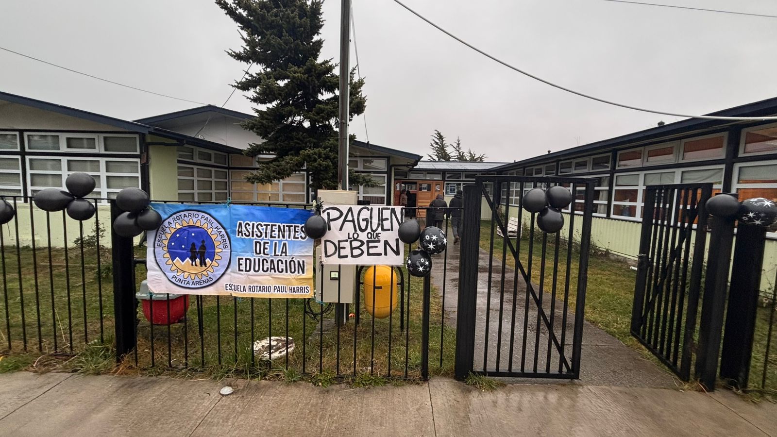 Paralización de funciones realizan en la Escuela Especial Rotario Paul Harris de Punta Arenas por incumplimientos laborales