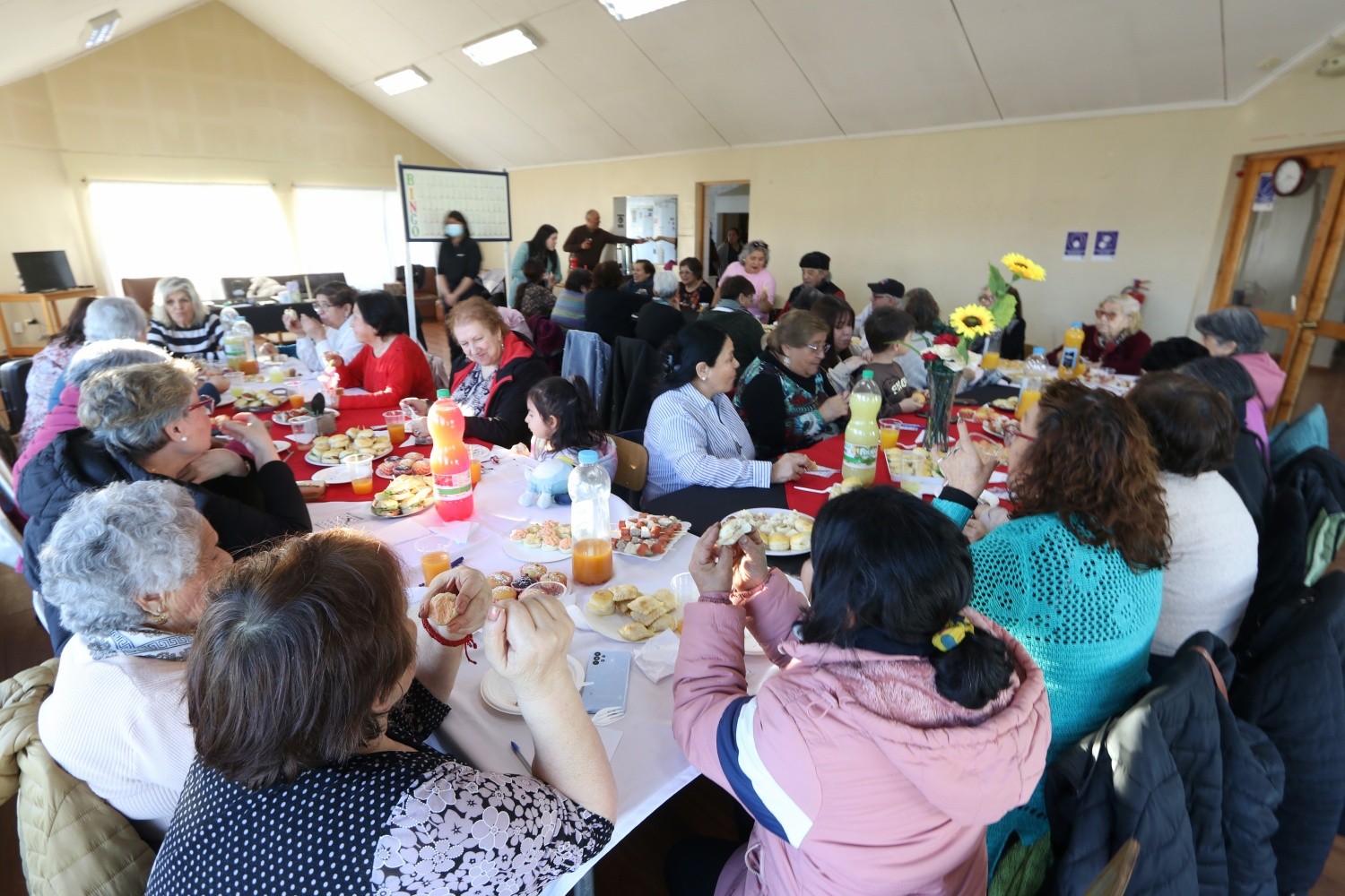 Tarde de Bingo para adultos mayores realizó el SENAMA en Porvenir