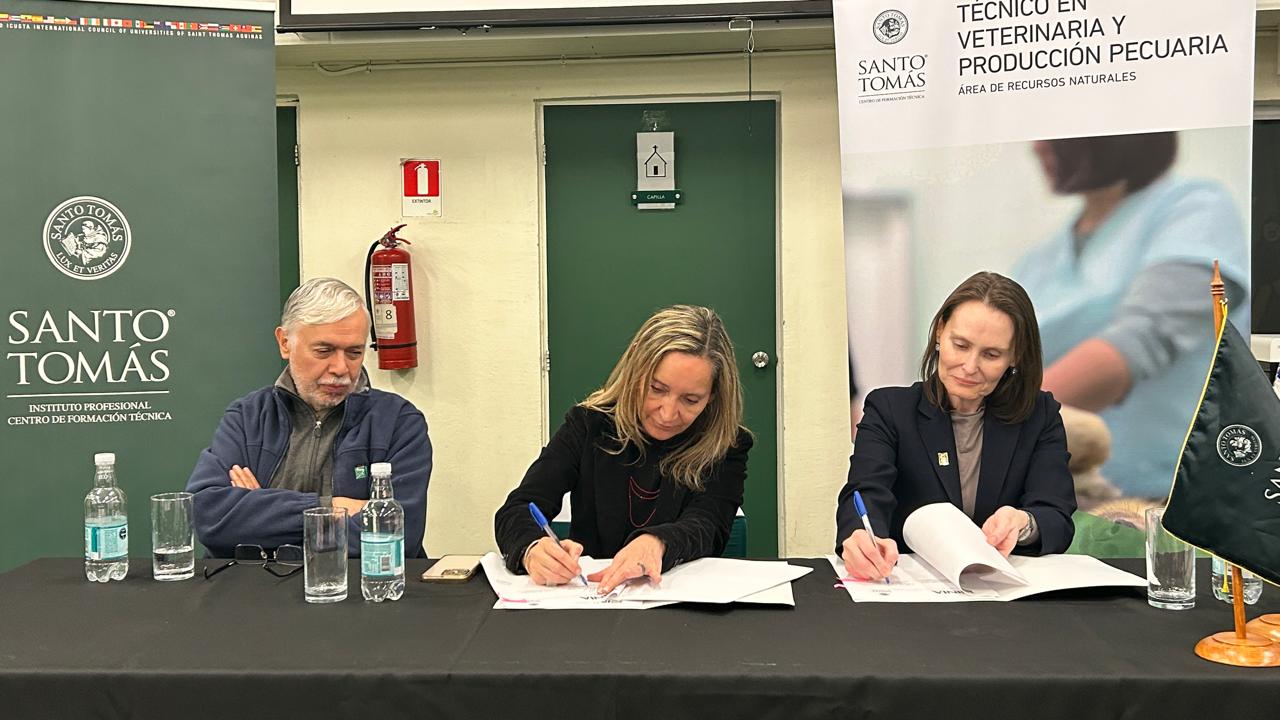 Santo Tomás e INIA Kampenaike de Magallanes firman convenio para fortalecer la formación técnica e investigación aplicada