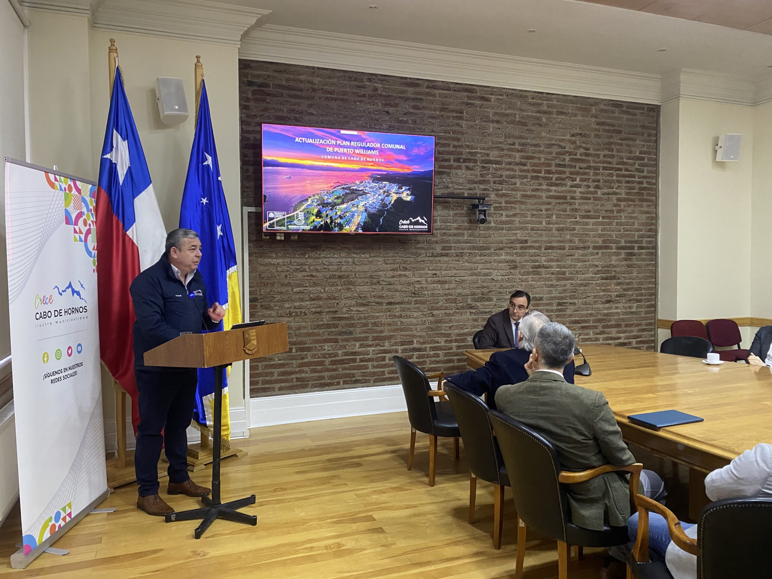 Municipalidad de Cabo de Hornos presentó en el Gobierno Regional los alcances del nuevo Plan Regulador de Puerto Williams
