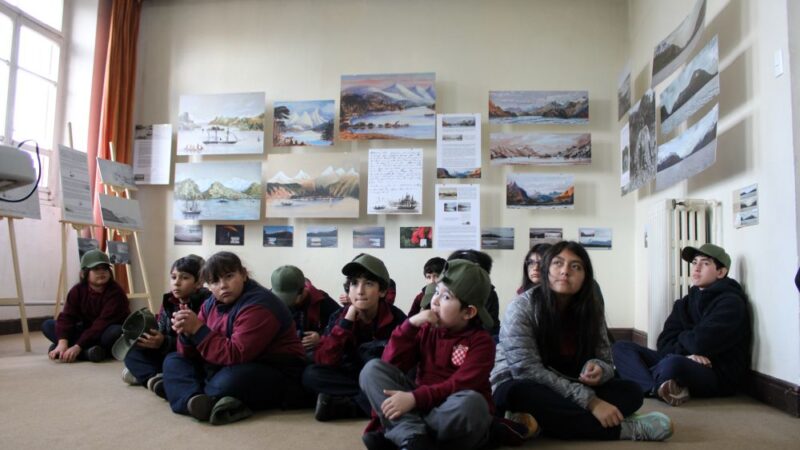 Entre acuarelas y ballenas: estudiantes exploraron el Area Marina Protegida Francisco Coloane de Magallanes
