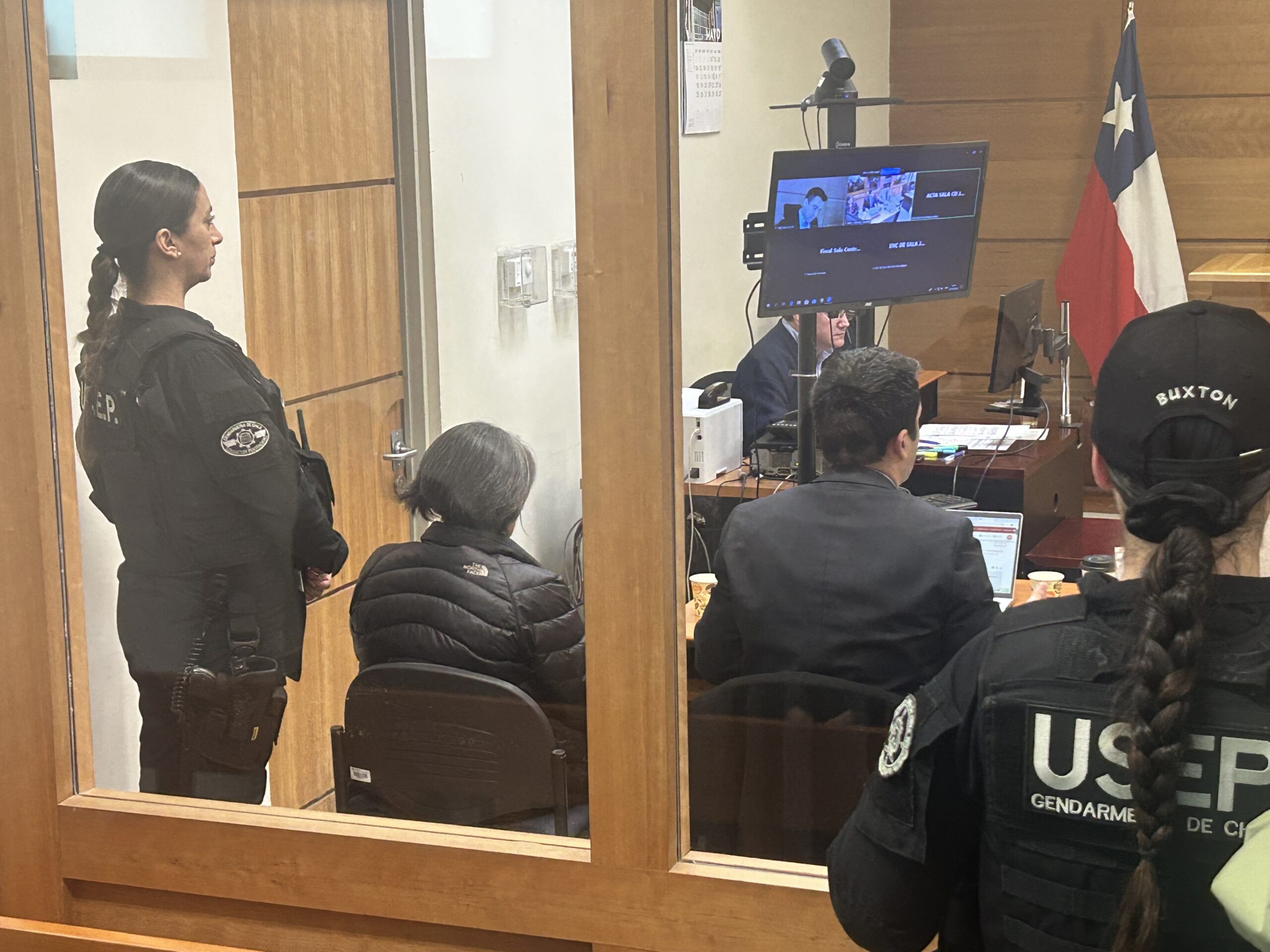 Detienen a trabajadora social vinculada a la Defensoría tras intento de ingreso de celulares a la cárcel: Fiscalía investiga posibles pagos por transferencias