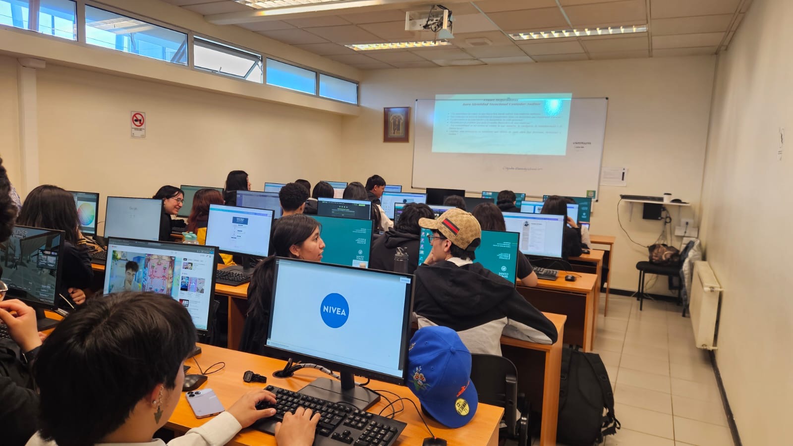 Carrera de Técnico en Administración Logística de Santo Tomás dictará taller abierto para fortalecer almacenes de barrio