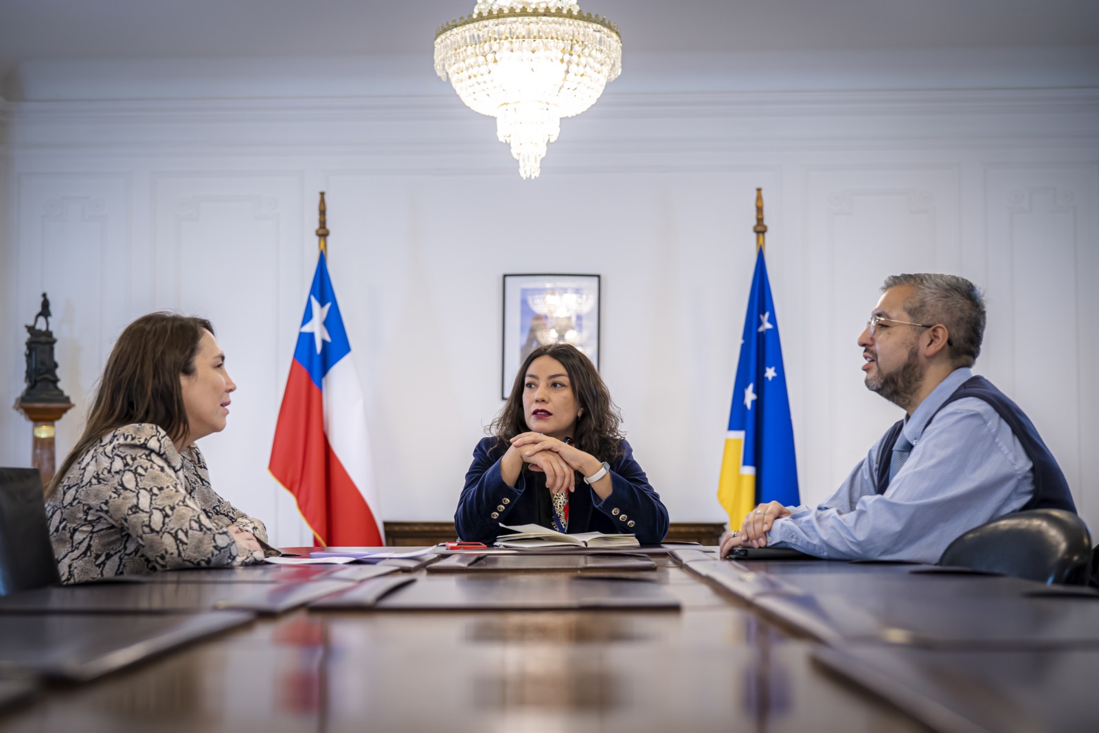 Delegada Presidencial y autoridades de Salud abordan ajuste presupuestario resguardando la continuidad de la atención y fortaleciendo acciones oncológicas