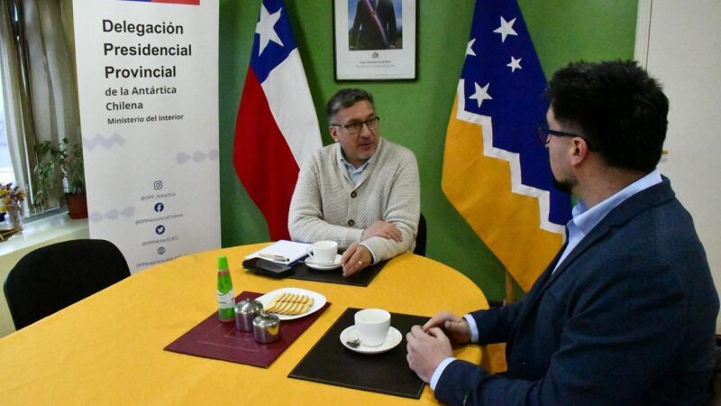 Delegación Antártica Chilena y Centro de Rehabilitación de Puerto Williams impulsan trabajo conjunto en beneficio de personas mayores 