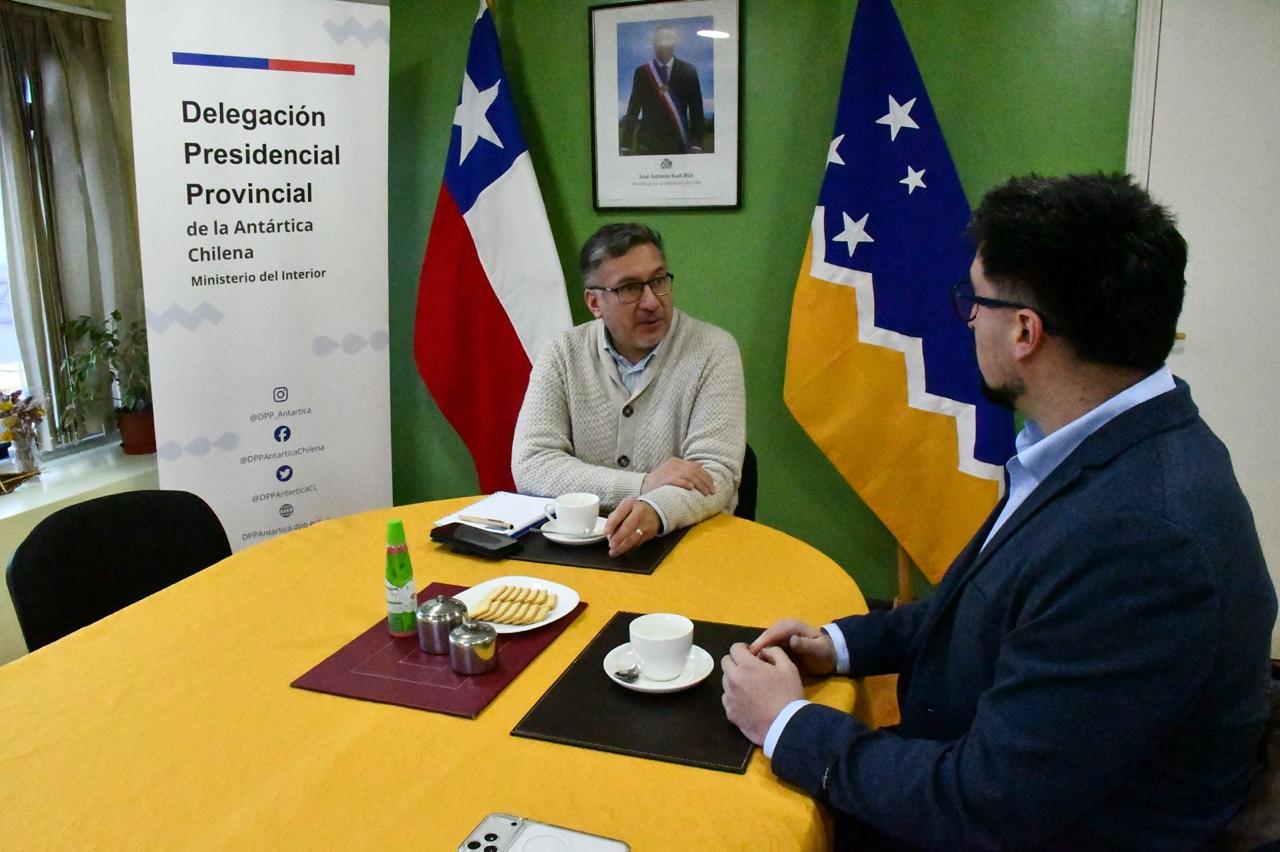 Delegación Antártica Chilena y Centro de Rehabilitación de Puerto Williams impulsan trabajo conjunto en beneficio de personas mayores 