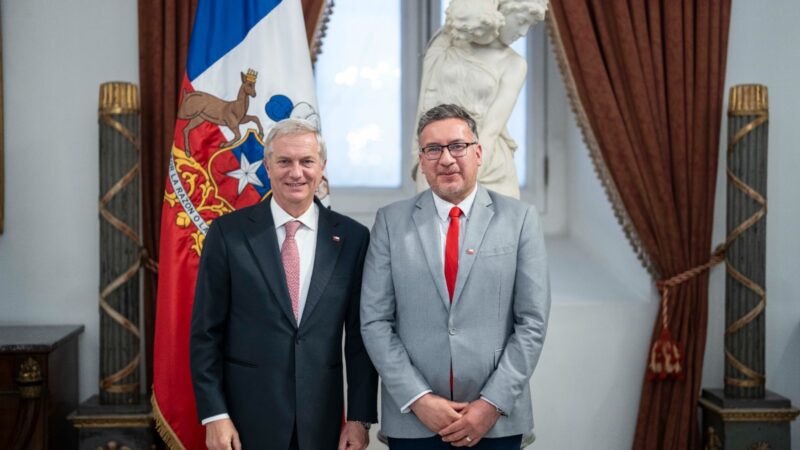 Delegado presidencial provincial de la Antártica Chilena, Rodolfo Moncada Salazar, sostuvo un cordial saludo con el Presidente de la República, José Antonio Kast 