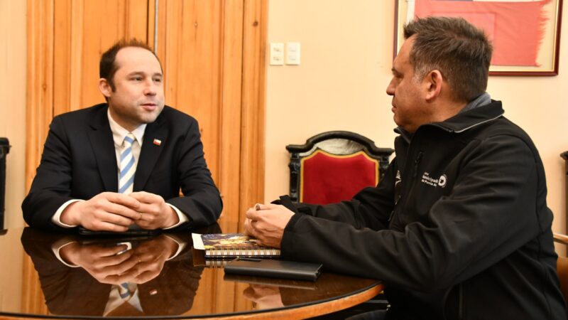 Municipio de Punta Arenas y SEREMI de Economía coordinan acciones para fortalecer turismo y empleo