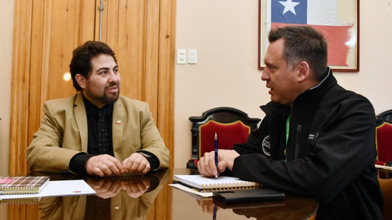 Municipio y Seremi de Energía retoman proyecto de plaza solar comunitaria