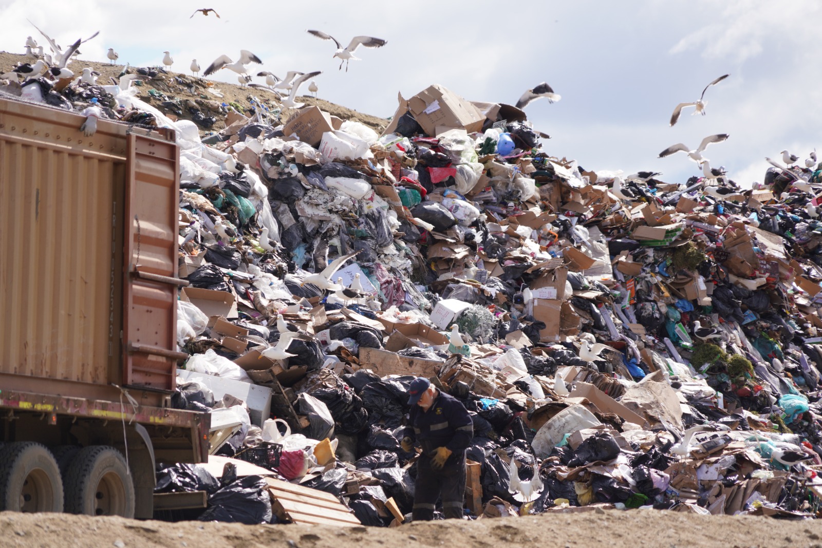 «A punto del colapso Vertedero Municipal», Alcalde Radonich reiteró al Gore la solicitud de traspaso de terrenos para recibir más basura