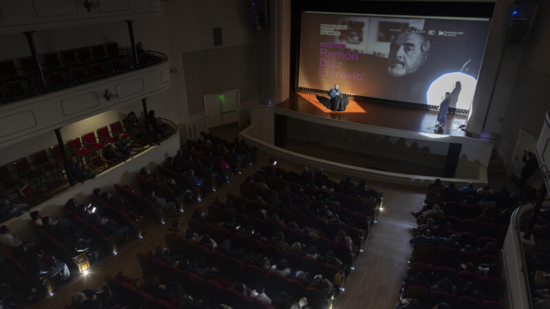 Masiva charla del Premio Nacional Ramón Díaz Eterovic en el Teatro José Bohr de Punta Arenas, inició una nueva edición de Magallanes en 100 Palabras 