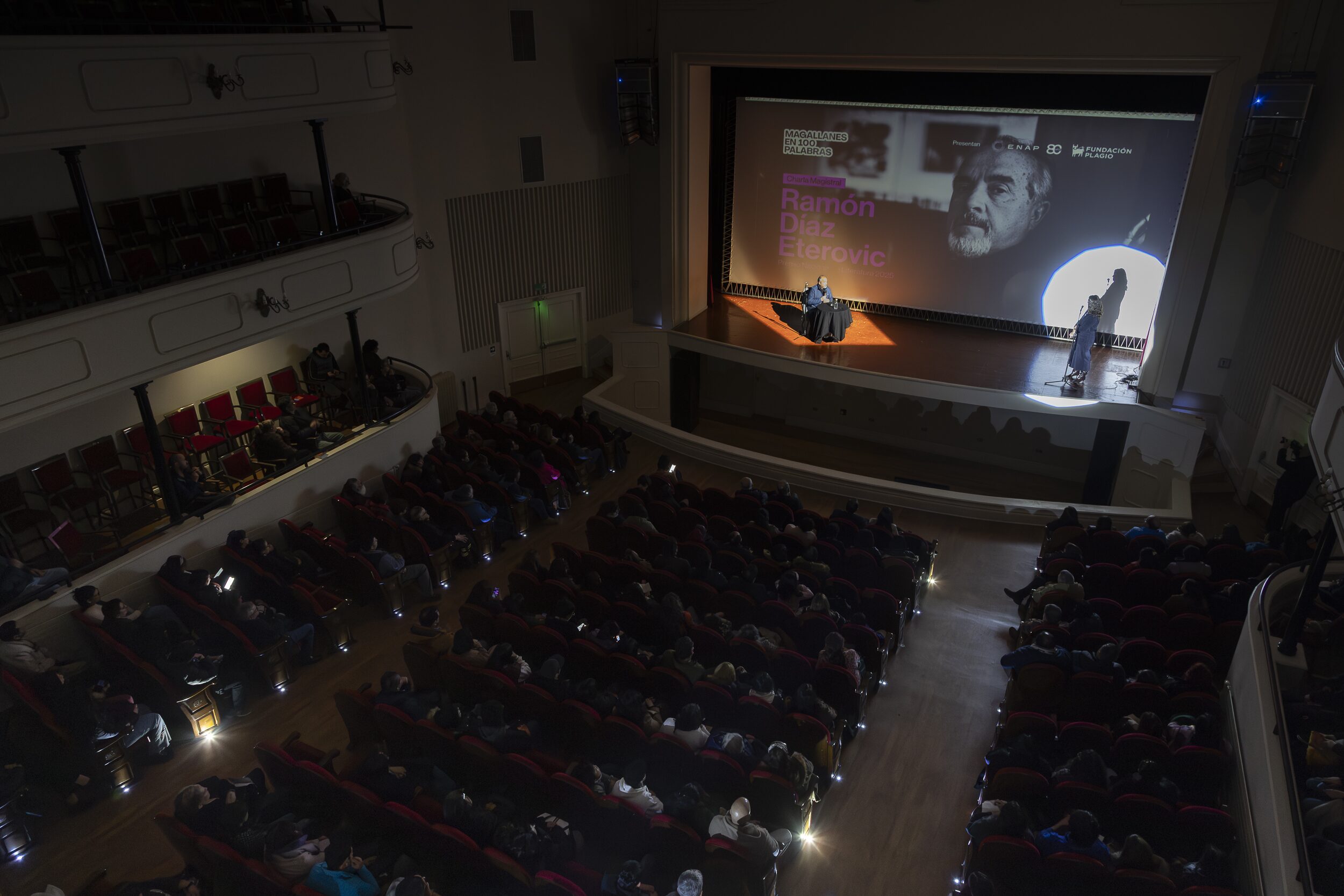 Masiva charla del Premio Nacional Ramón Díaz Eterovic en el Teatro José Bohr de Punta Arenas, inició una nueva edición de Magallanes en 100 Palabras 