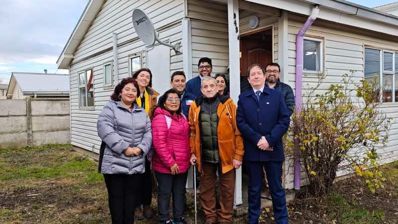 MINVU entrega vivienda en comodato a matrimonio de Puerto Natales con persona mayor afectada por incendio