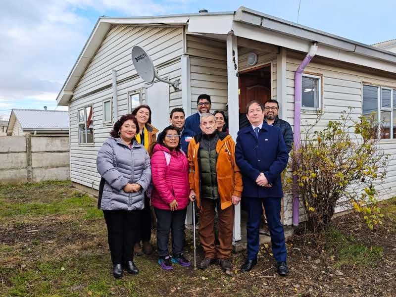 MINVU entrega vivienda en comodato a matrimonio de Puerto Natales con persona mayor afectada por incendio